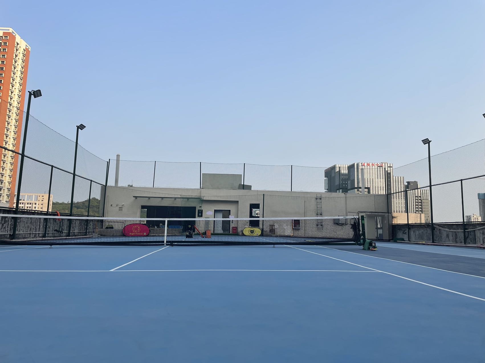 易网球Simple Tennis网球场照片2。易网球Simple Tennis位于广东省深圳市龙岗区中浩一路2号科尔达大厦B栋6楼，可在网球地图查看深圳市网球场订场方式。提供室外场、硬地场等场地。场馆设施包括洗手间、饮料售卖、发球机、可租拍、停车方…